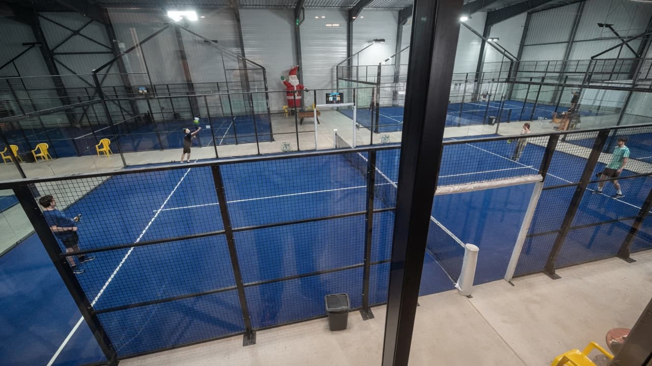 Vue des courts de padel O’Padel depuis la mezzanine